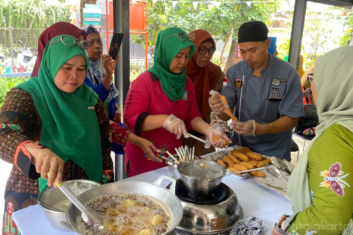 60 Warga Jaksel Belajar Jadi Wirausaha Makanan, Ada Chikuro dan Tahu Isi Daging