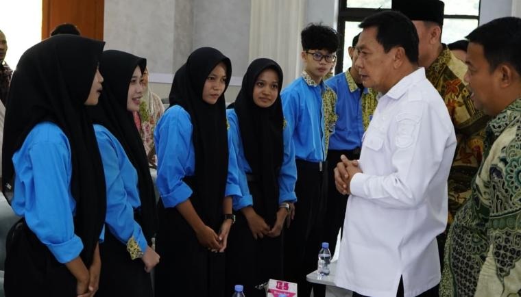 Bupati Maesyal Lepas 7 Siswa Berprestasi Kualiah ke Tiongkok, Mengejar Mimpi Lewat Pendidikan