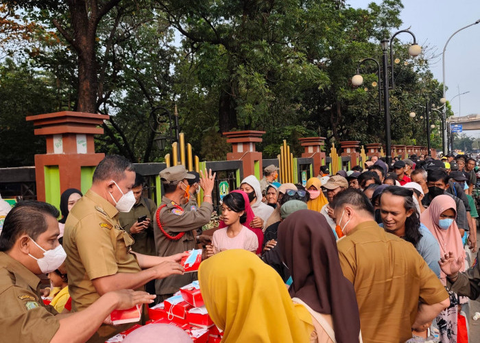Pemkot Bekasi Bagikan Masker dan Makanan, Respon Dampak Abu Vulkanik Gunung Anak Krakatau