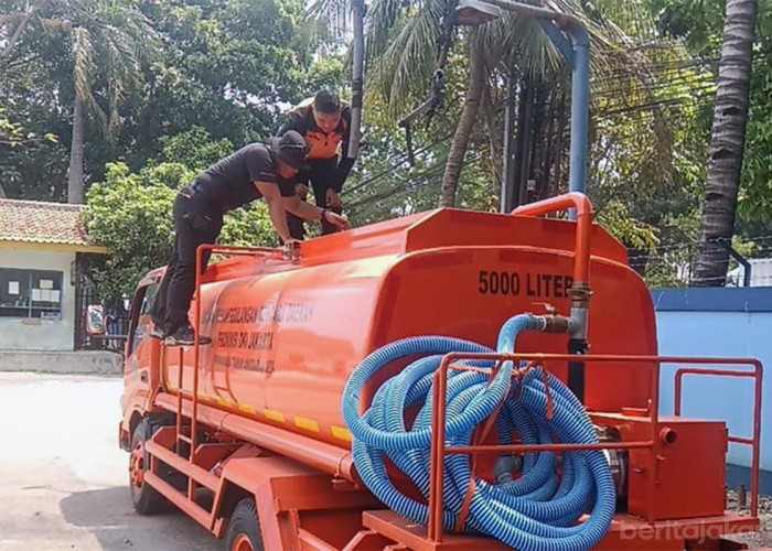 BPBD Jaksel Kerahkan Tangki 5.000 Liter, Warga Terdampak Kekeringan Dapat Suplai Air Bersih